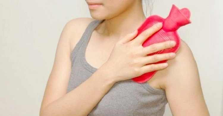 Moylangan dugonasi va ikkita sirpanchiq jo‘jalari ringda aylanib yurishadi. Mushuklar sikish porno