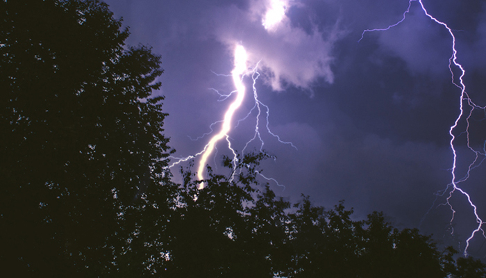 সারাদেশে বজ্রপাত ও ঝড়ে প্রাণ গেল ১৪ জনের