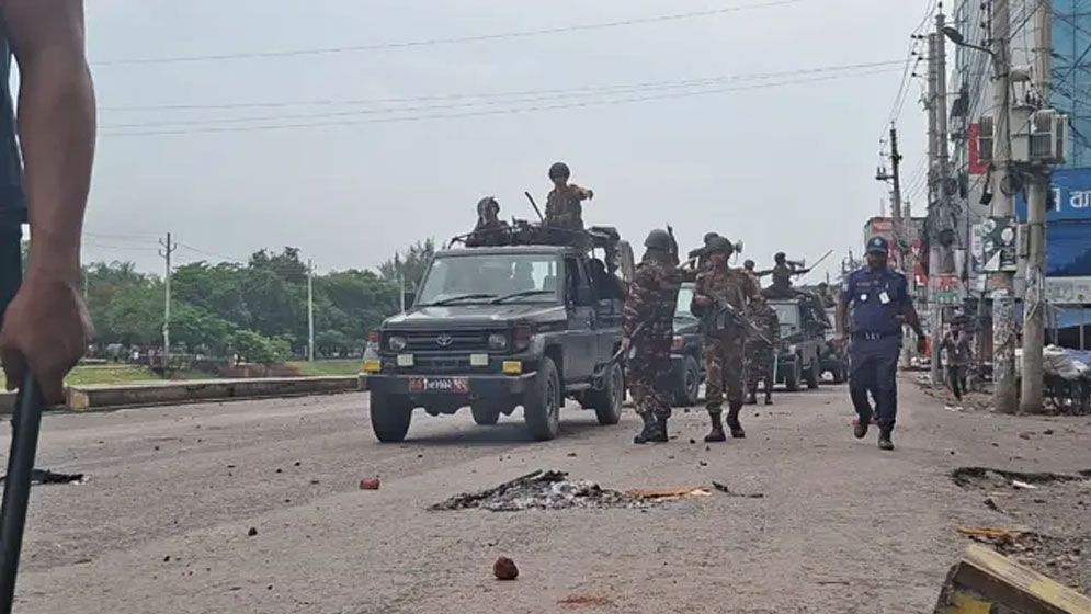 গোপালগঞ্জে কারফিউর সময় বাড়ল