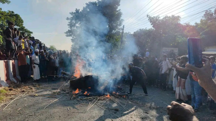 কবর থেকে লাশ তুলে পুড়িয়ে দিল বিক্ষুব্ধ জনতা, রাজবাড়ীতে উত্তেজনা