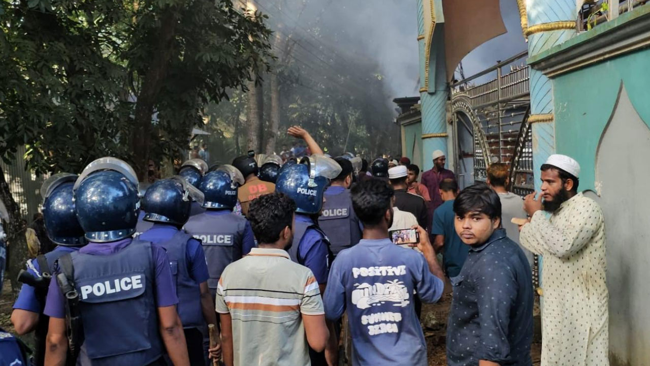 নুরাল পাগলার দরবারে পুলিশের ওপর হামলায় মামলা, আসামি সাড়ে ৩ হাজার