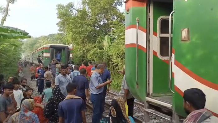 জয়পুরহাটে ট্রেন লাইনচ্যুত, ৫ ঘণ্টা পর চলাচল স্বাভাবিক