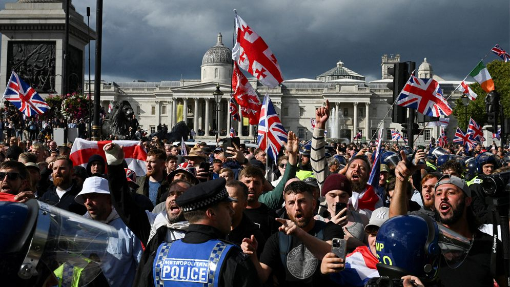 লন্ডনে অভিবাসনবিরোধী বিক্ষোভে লাখো মানুষের ঢল