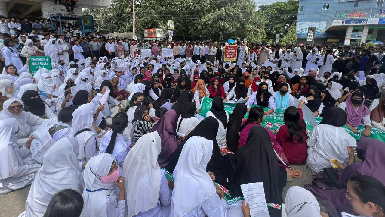সাতরাস্তায় কারিগরি শিক্ষার্থীদের অবরোধ, যান চলাচল বন্ধ