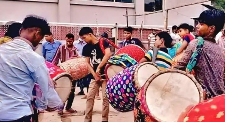 কিশোরগঞ্জে জমে উঠেছে পাঁচ শতাব্দীর ঐতিহ্যবাহী ঢাকের হাট