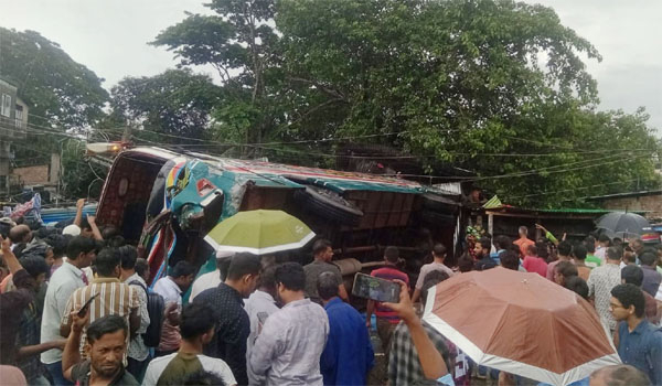 ফেনীতে নিয়ন্ত্রণ হারিয়ে বাস উল্টে পড়লো দোকানে, নিহত ৩
