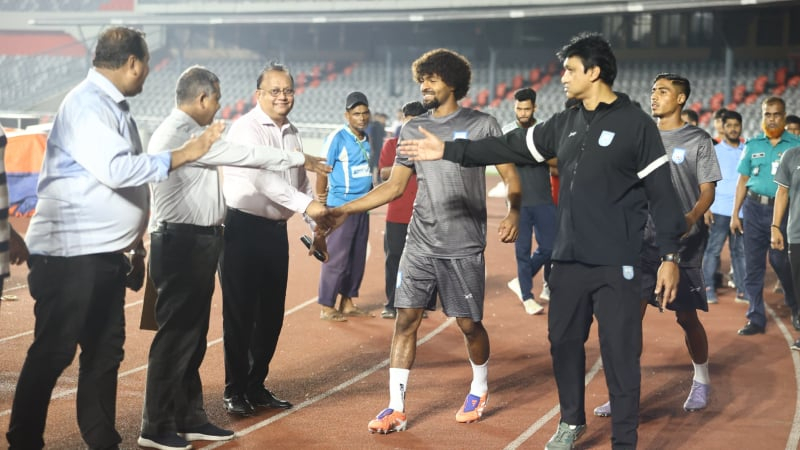 বাংলাদেশ-হংকং লড়েইয়ে হামজার পানে তাকিয়ে সবাই	