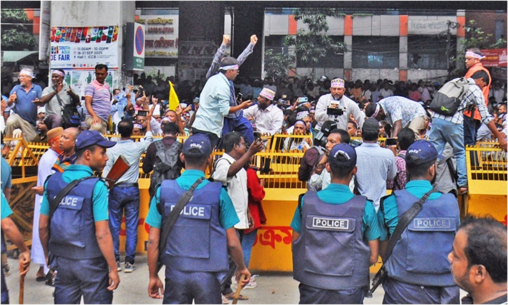 শিক্ষকরা ছত্রভঙ্গ, যানচলাচল স্বাভাবিক