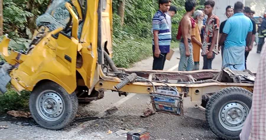 টাঙ্গাইলে ভ্যান-মাহিন্দ্রা-পিকআপের ত্রিমুখী সংঘর্ষ, নিহত ৪