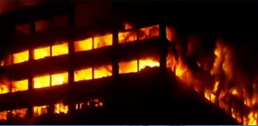 সিইপিজেডে ভয়াবহ অগ্নিকাণ্ড: ধসে পড়ল ৮ম তলার ছাদ, আগুন নিয়ন্ত্রণে যুক্ত হলো রোবট