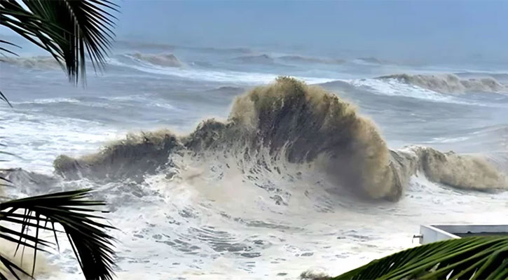 ধেয়ে আসছে ঘূর্ণিঝড়, ঘণ্টায় ৫০ কিলোমিটার পর্যন্ত বৃদ্ধি পাচ্ছে বাতাসের গতিবেগ