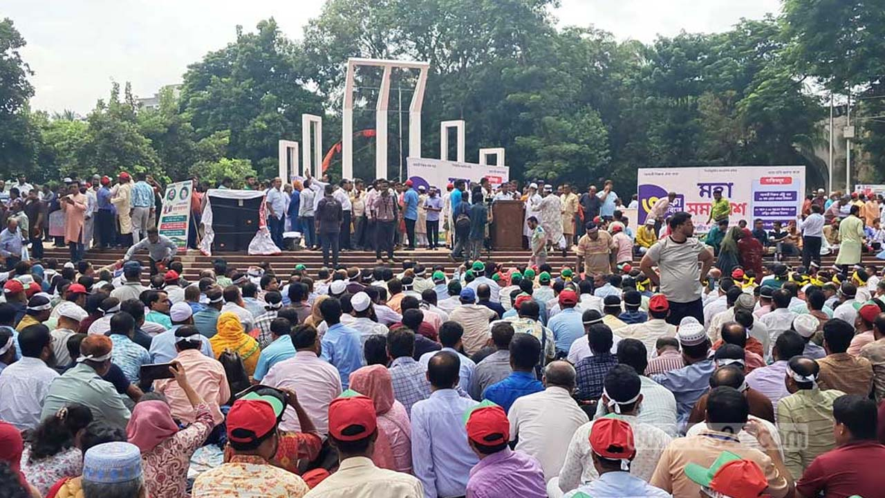 ফের ৩ দাবিতে শহীদ মিনারে প্রাথমিকের শিক্ষকরা