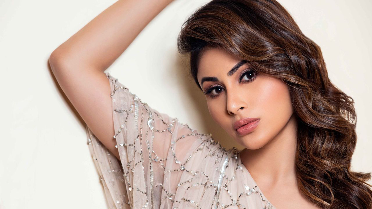 মৌনীর মুখ চেপে ধরে শ্বাসবায়ু দিতে শুরু করেন পরিচালক