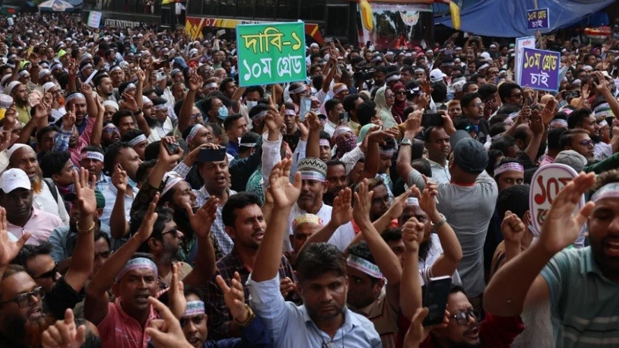 অনির্দিষ্টকালের জন্য শিক্ষকদের কর্মবিরতি ঘোষণা