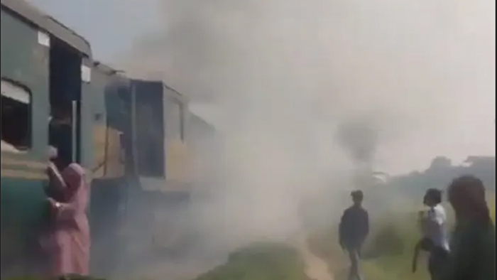 ময়মনসিংহে ট্রেনের ইঞ্জিনে আগুন, চলাচল বন্ধ