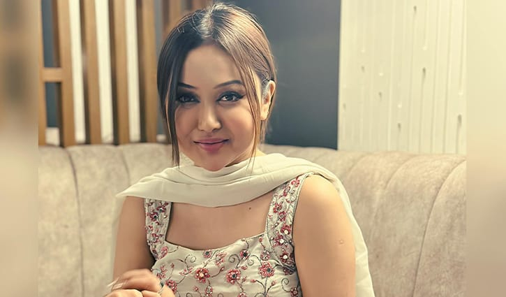 মেয়েদের জীবনের থেকে একটি ওড়না বেশি গুরুত্বপূর্ণ: চমক