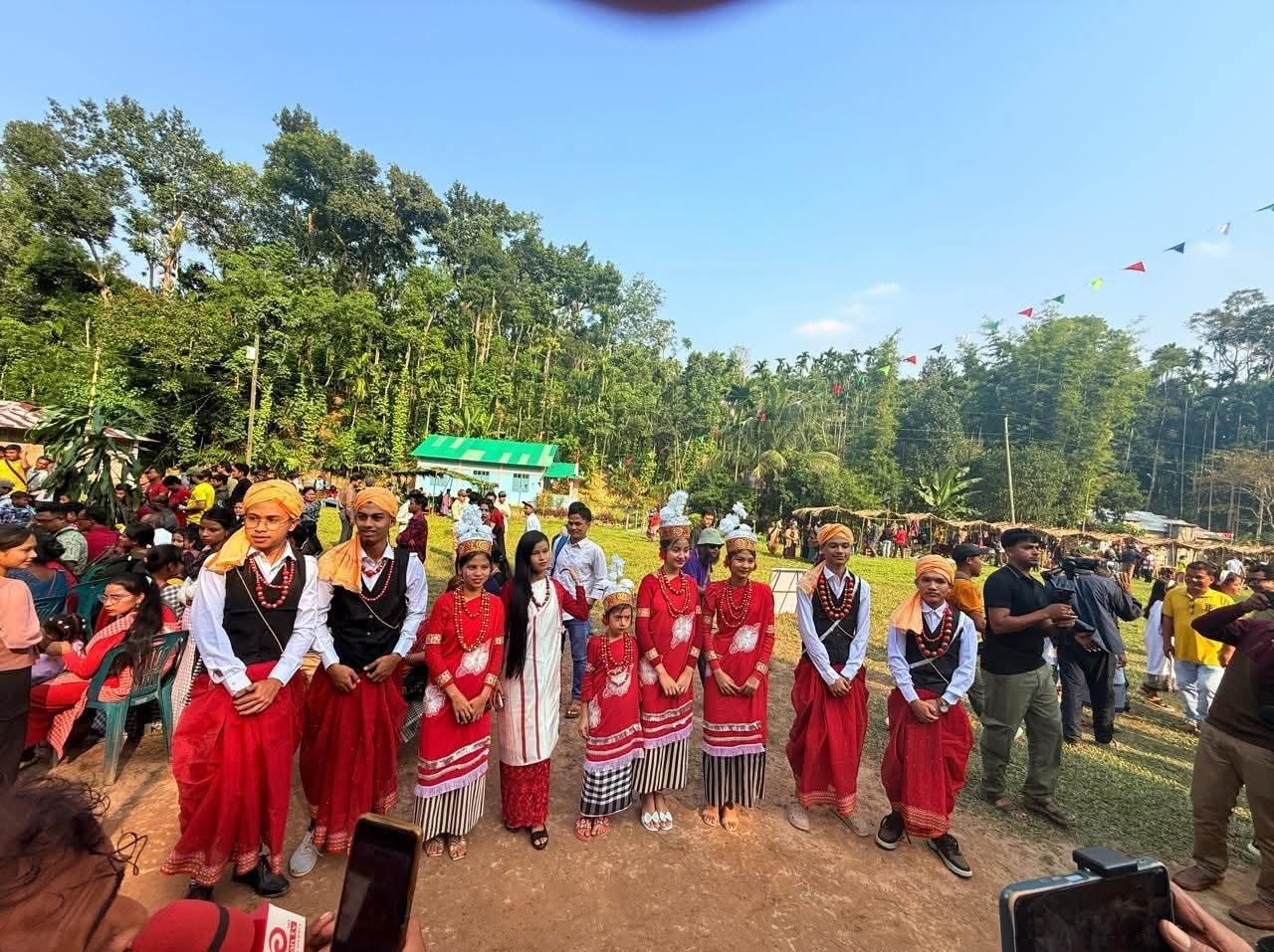 মাগুরছড়া পুঞ্জিতে রঙিন সমাগম : ঐতিহ্যের টানে 'খাসি সেং কুটস্নেম ২০২৫'