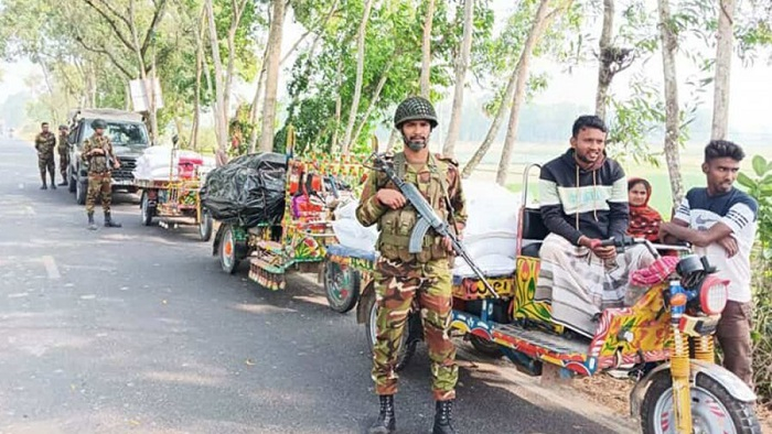 সারাদেশে যৌথ বাহিনীর অভিযানে আটক ৪৪,অস্ত্র ও গোলাবারুদ উদ্ধার