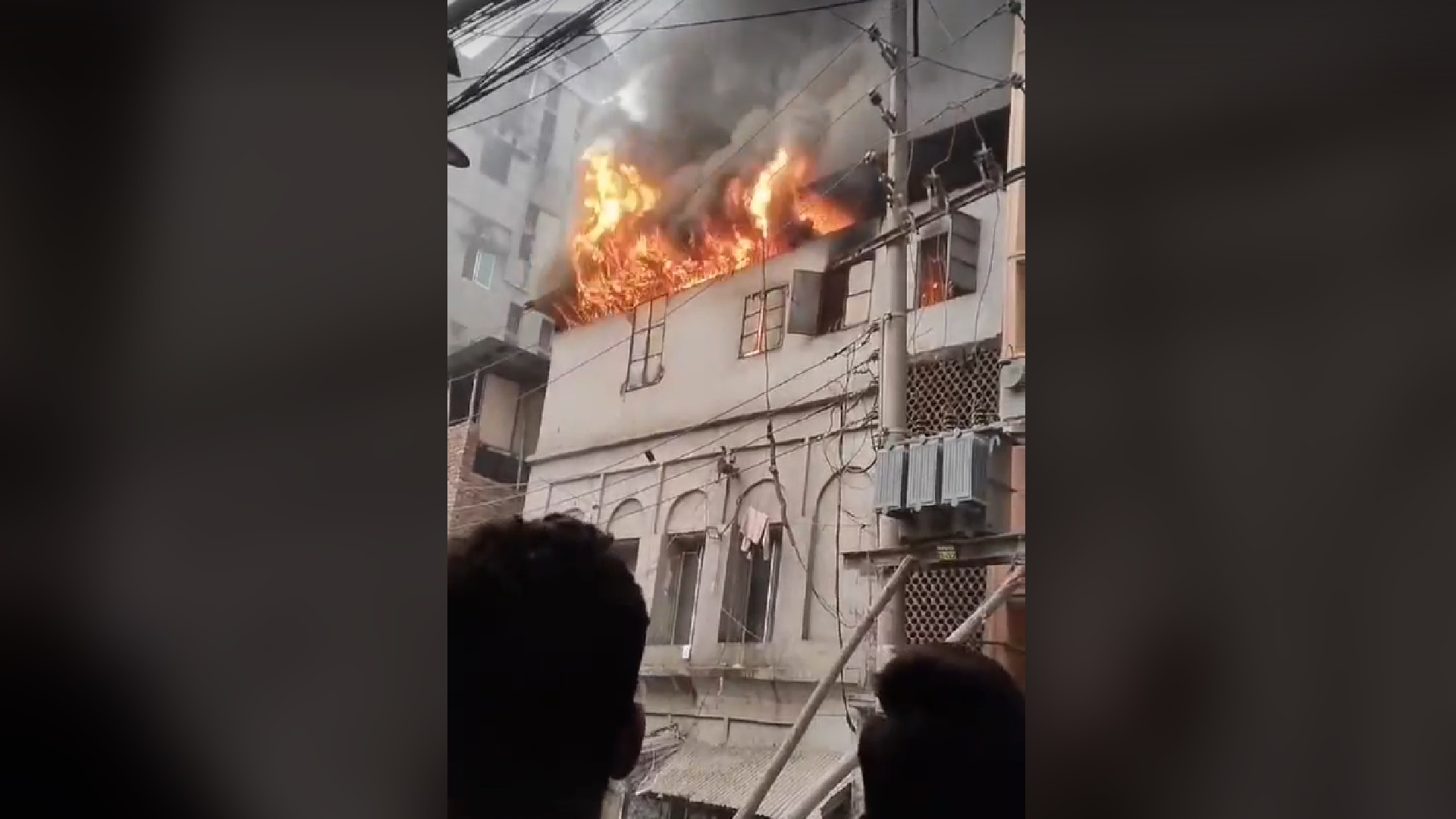 চকবাজারে আবাসিক ভবনে আগুন, নিয়ন্ত্রণে ৭টি ইউনিট