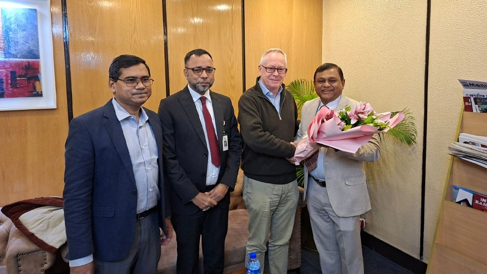 খালেদা জিয়াকে দেখতে হাসপাতালে ইংল্যান্ডের ডা. রিচার্ড বিলি