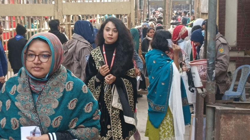 জকসু নির্বাচন: নারী ভোটারদের উপস্থিতি বেশি, কেন্দ্রে কেন্দ্রে দীর্ঘ লাইন