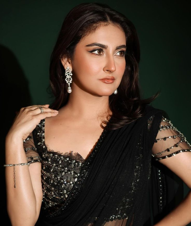 ভাইরাল ক্লিপ নিয়ে মুখ খুললেন জনপ্রিয় অভিনেত্রী হিবা বুখারী