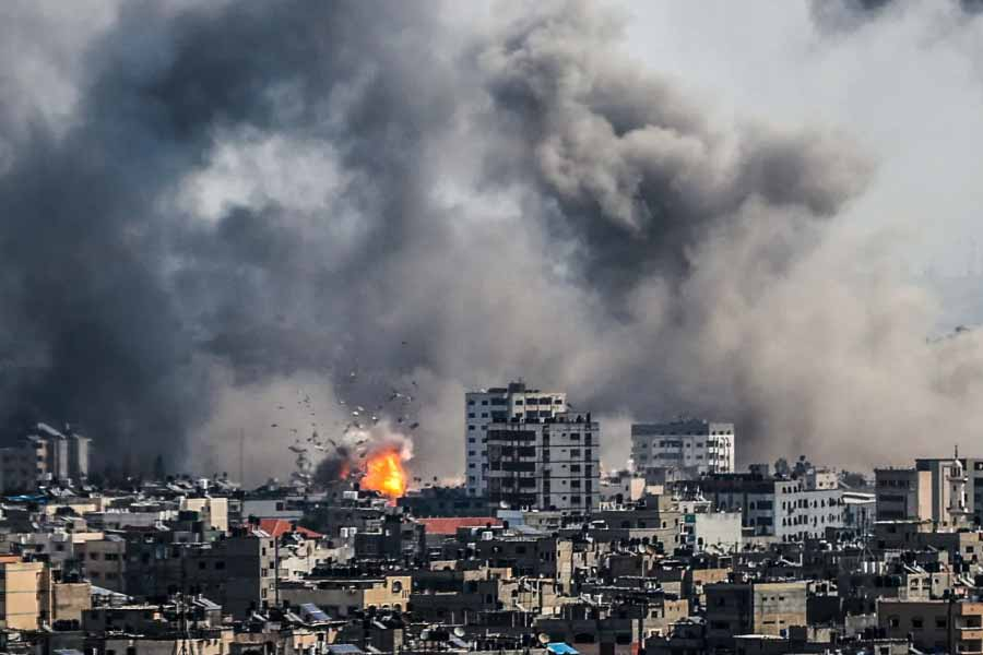ইরানের হামলায় বিস্ফোরণে কেঁপে উঠল ইসরায়েল