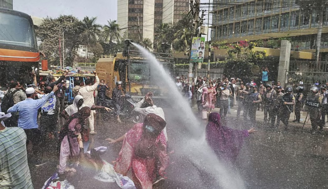 একীভূত পাঁচ ব্যাংক: সুদসহ আমানত ফেরতের দাবিতে বাংলাদেশ ব্যাংক ঘেরাও