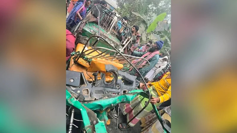 অটোরিকশা-ভুটভুটির মুখোমুখি সংঘর্ষে প্রাণ গেল ৩ জনের