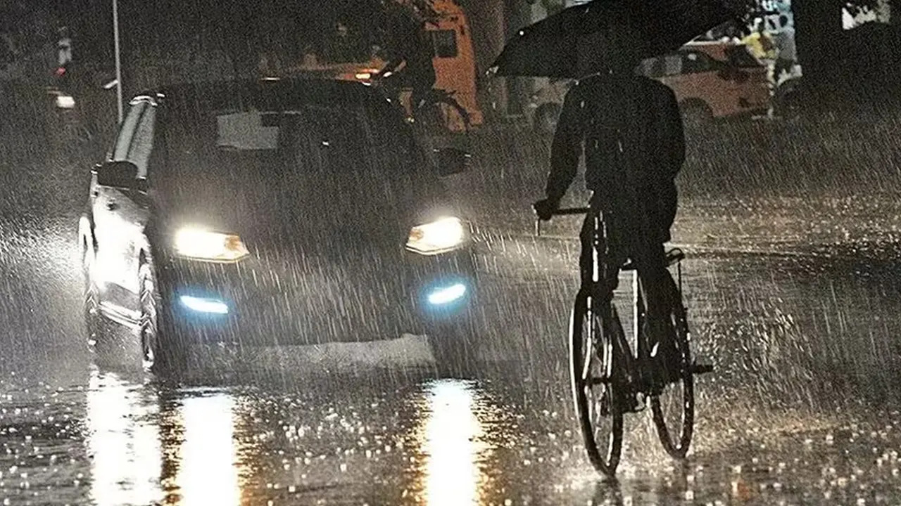 মৌসুমের প্রথম শিলাবৃষ্টিতে ভিজল রাজধানী