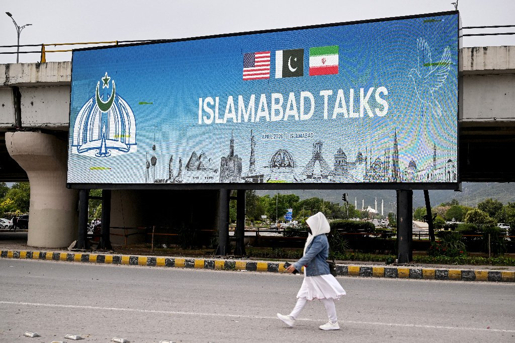 টানা ২ ঘণ্টার রুদ্ধদ্বার বৈঠক যুক্তরাষ্ট্র-ইরানের, চলতে পারে কালও