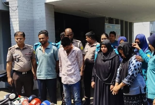 যুবকদের সাথে অশ্লীল ভিডিও করে মোটা অংকের টাকা দাবি, দুই নারীসহ গ্রেপ্তার ৪