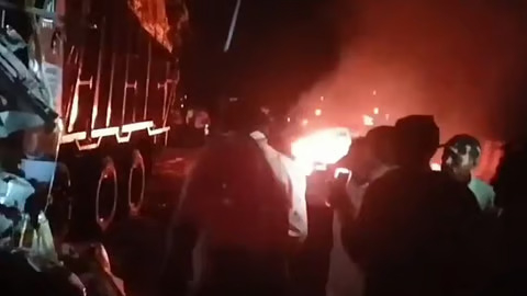 ভারতের উত্তর প্রদেশে সড়ক দুর্ঘটনায় শিশুসহ ১১ জনের মৃত্যু