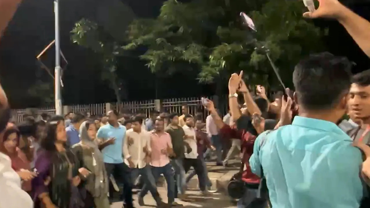 শাহবাগে ছাত্রদল-ছাত্রশিবিরের মধ্যে উত্তেজনা, রাকিব-সাদিক মুখোমুখি