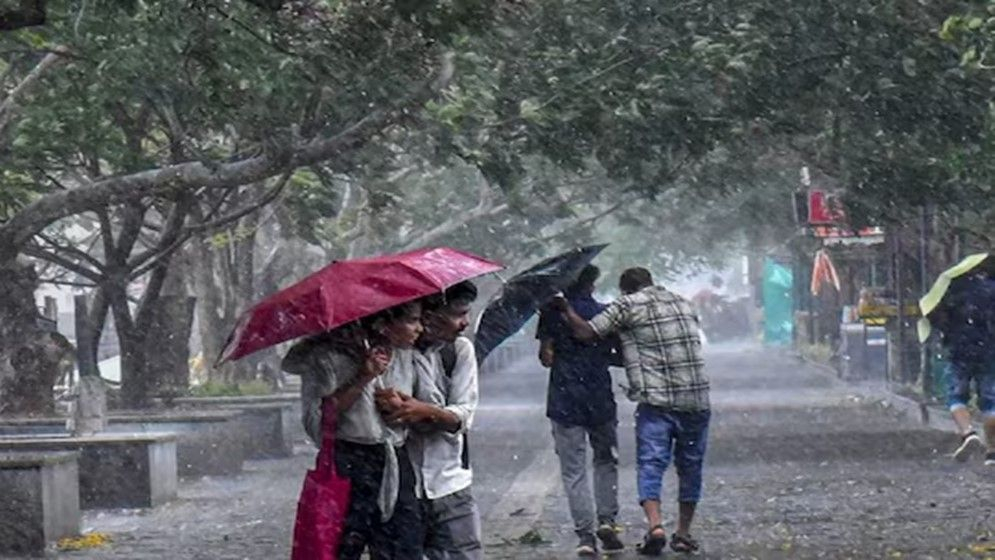 তাপপ্রবাহ শেষে ভারি বৃষ্টির কবলে পড়ছে দেশ, বন্যার শঙ্কা