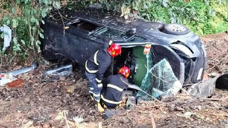 চট্টগ্রামে নিয়ন্ত্রণ হারিয়ে খাদে মাইক্রোবাস, ৩ জনের মৃত্যু