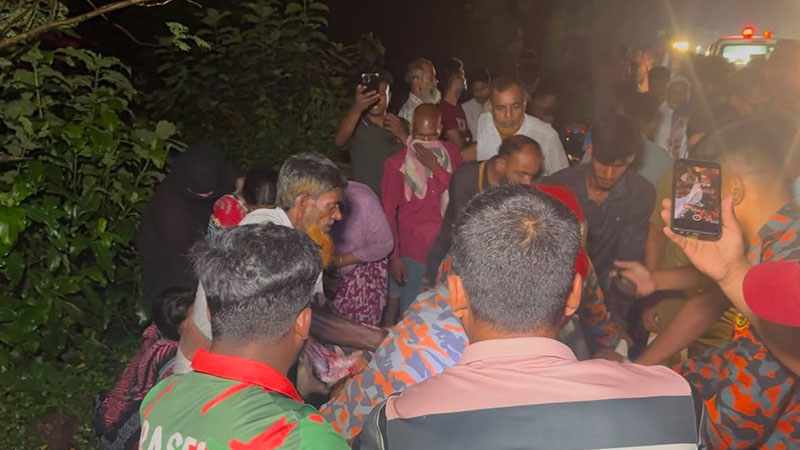 ছিটকে পড়া শিশুকে বাঁচাতে গিয়ে ট্রাকচাপায় নিহত ২