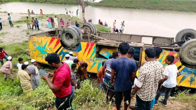 হবিগঞ্জে যাত্রীবাহী বাস খাদে পড়ে চারজন নিহত, আহত ১০