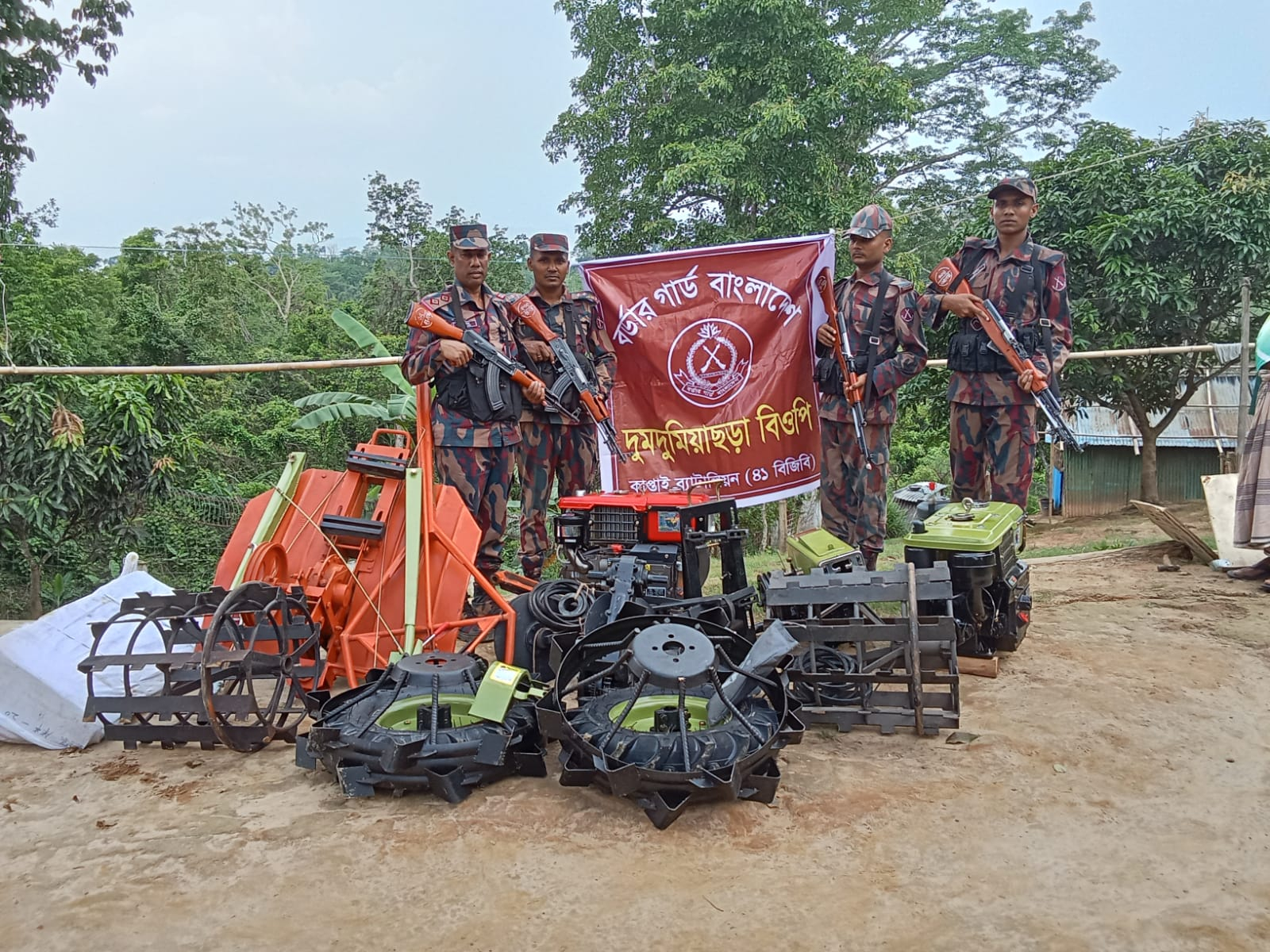 রাঙ্গামাটির দুর্গম দুমদুমিয়াছড়া সীমান্তে দিয়ে ভারতে পাচারকালে ০২টি মিনি পাওয়ার টিলার জব্দ করেছে বিজিবি