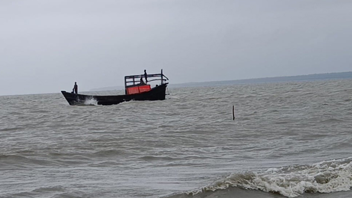 বঙ্গোপসাগরে ট্রলারডুবি, ১৬ জেলে উদ্ধার হলেও নিখোঁজ ২