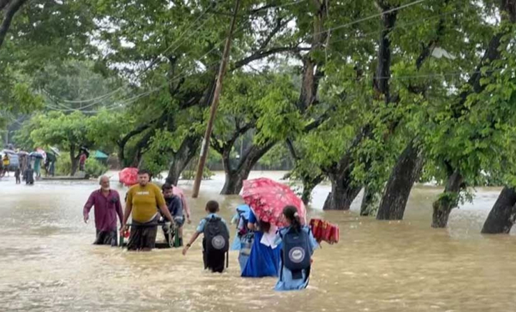 ভারী বর্ষণে খাগড়াছড়ি প্লাবিত, সড়কে যান চলাচল বন্ধ