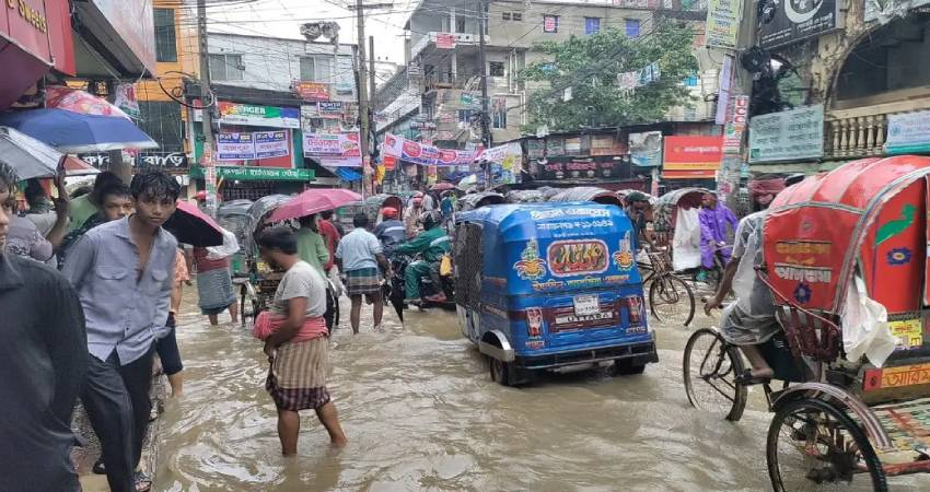 চট্টগ্রামে ১২ ঘণ্টায় ১২৯ মিলিমিটার বৃষ্টি, সড়কে হাঁটুপানি