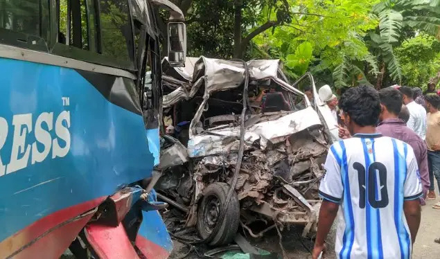 পাবনায় লাশবাহী অ্যাম্বুলেন্সের সঙ্গে বাসের সংঘর্ষে নিহত ২