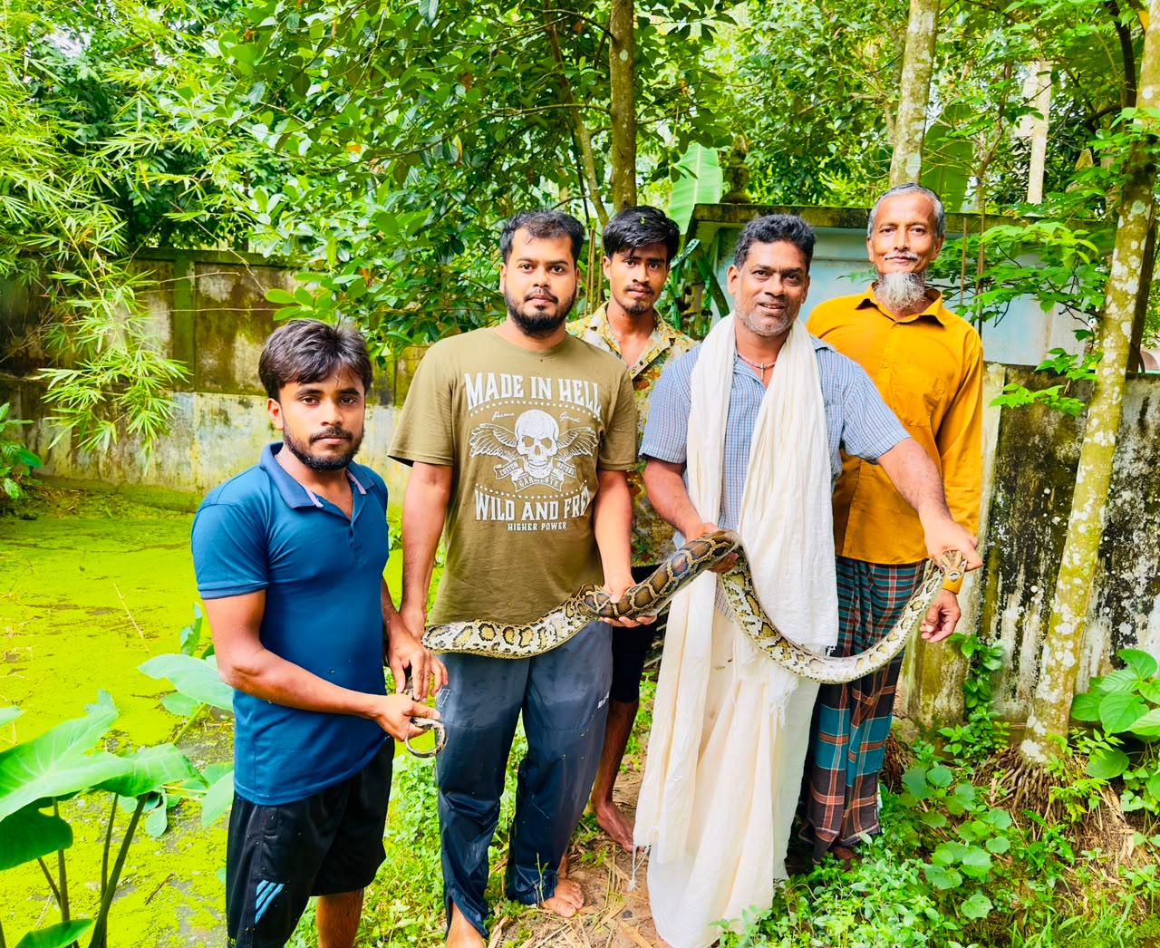 শ্রীমঙ্গলে পিতার মৃত্যুর শোক বুকে নিয়েই অজগর উদ্ধারে ছুটলেন  সজল