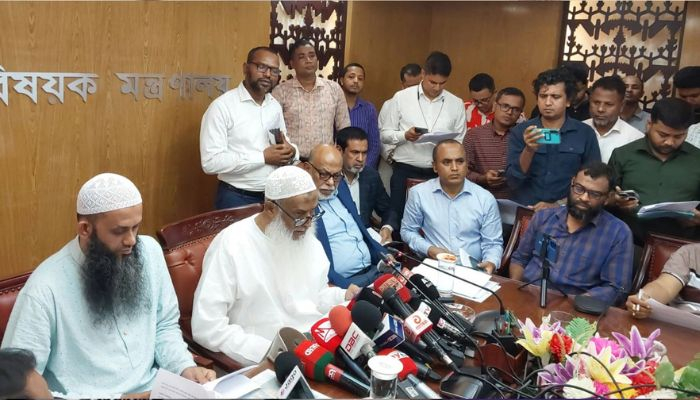 হজ প্যাকেজ ঘোষণা: সরকারি সর্বনিম্ন খরচ ৫ লাখ ৫ হাজার, বেসরকারি ৫ লাখ ১৩ হাজার