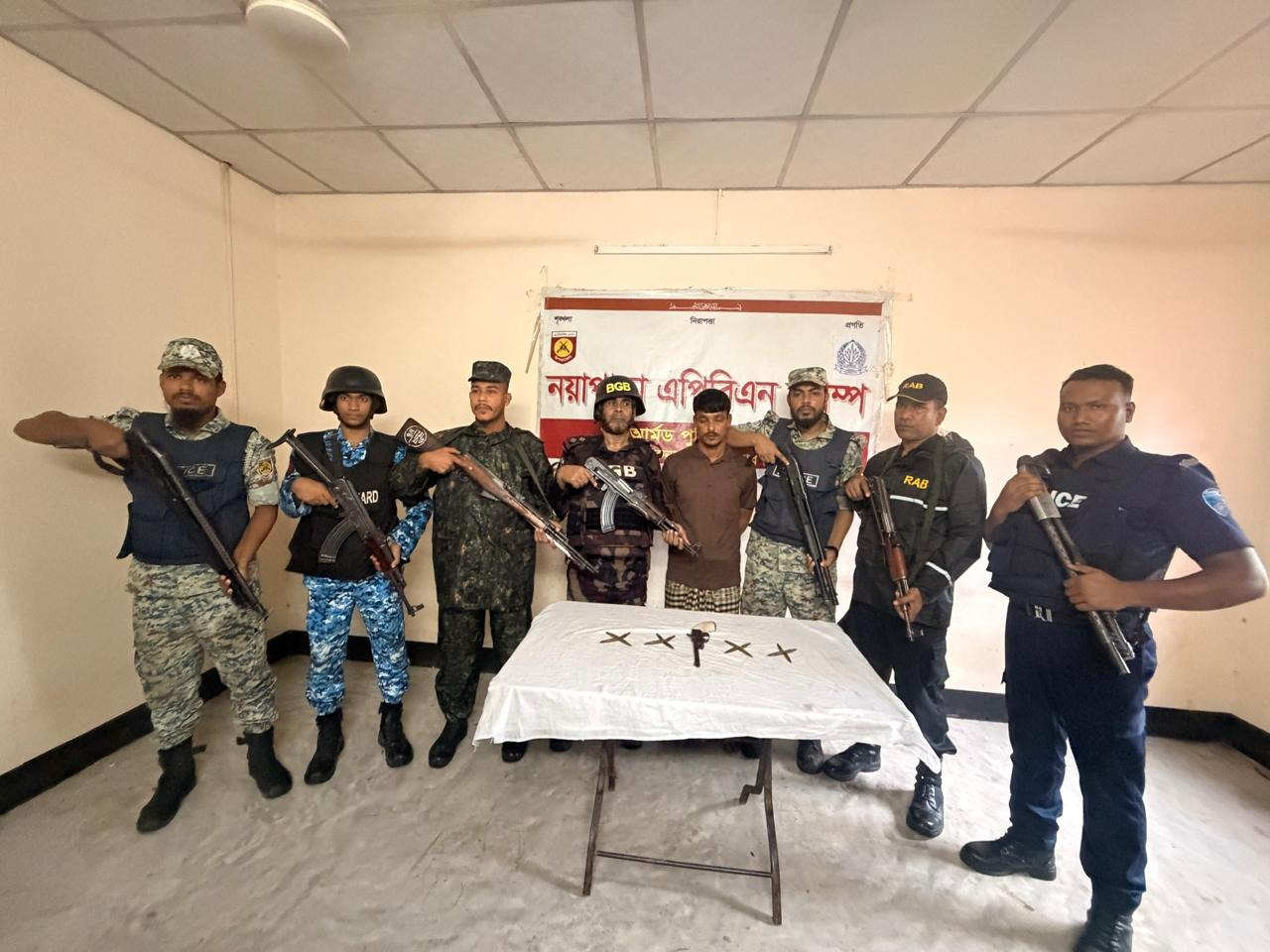 টেকনাফের রোহিঙ্গা ক্যাম্পে বিজিবির অভিযানে অস্ত্র, গুলি, মাদক উদ্ধার; ৯ জন আটক