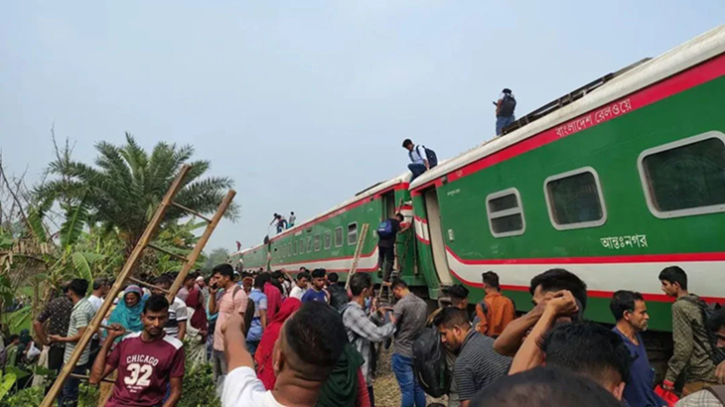 সিরাজগঞ্জে ট্রেন লাইনচ্যুত, ঢাকার সঙ্গে উত্তরাঞ্চলের যোগাযোগ বন্ধ