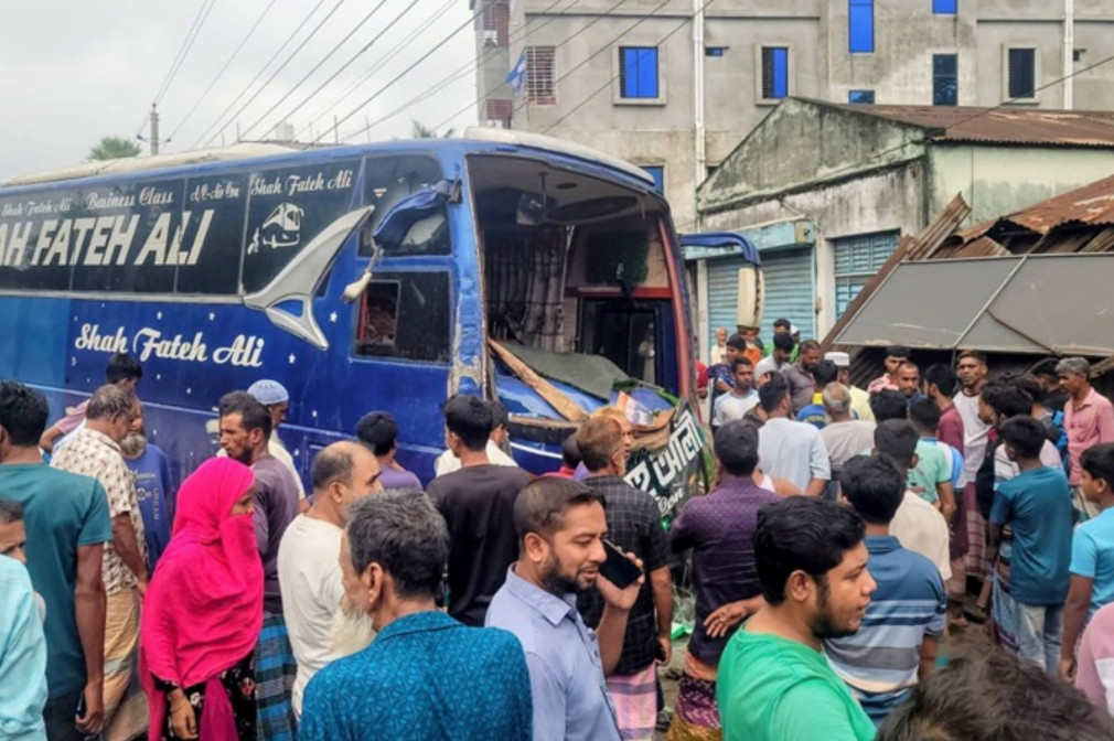 বগুড়ায় বাসচাপায় নিহত বেড়ে ৭ 