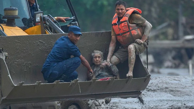 নেপালে ধ্বংসস্তূপ থেকে ৯৭ বছর বয়সি বৃদ্ধাকে জীবিত উদ্ধার