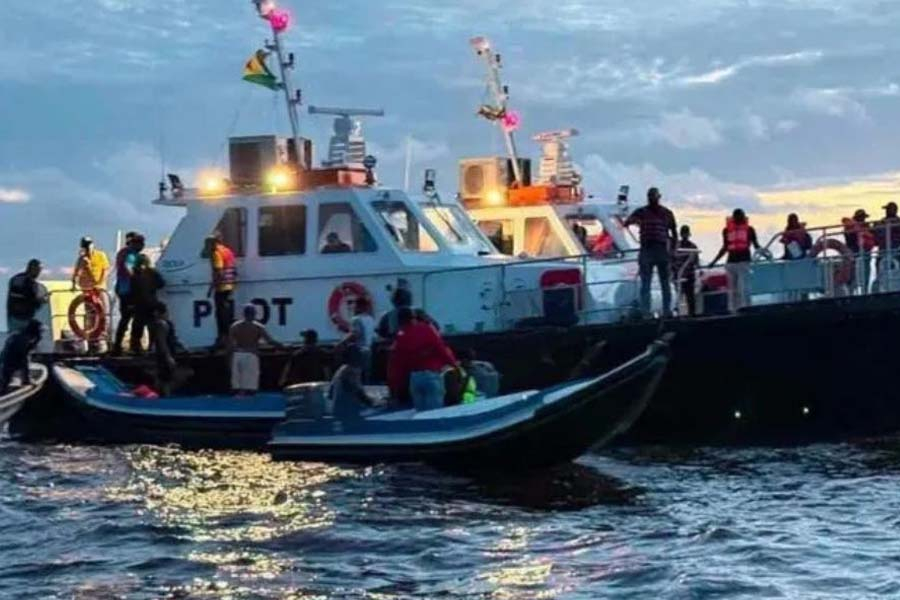 জাভা সাগরে ২৪৩ যাত্রী নিয়ে ফেরিডুবি, উদ্ধার ১০২